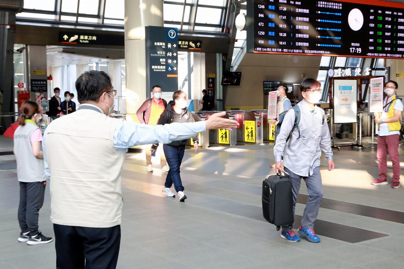 黃偉哲至高鐵台南站視察端午返鄉狀況 逾500位民眾預約篩檢