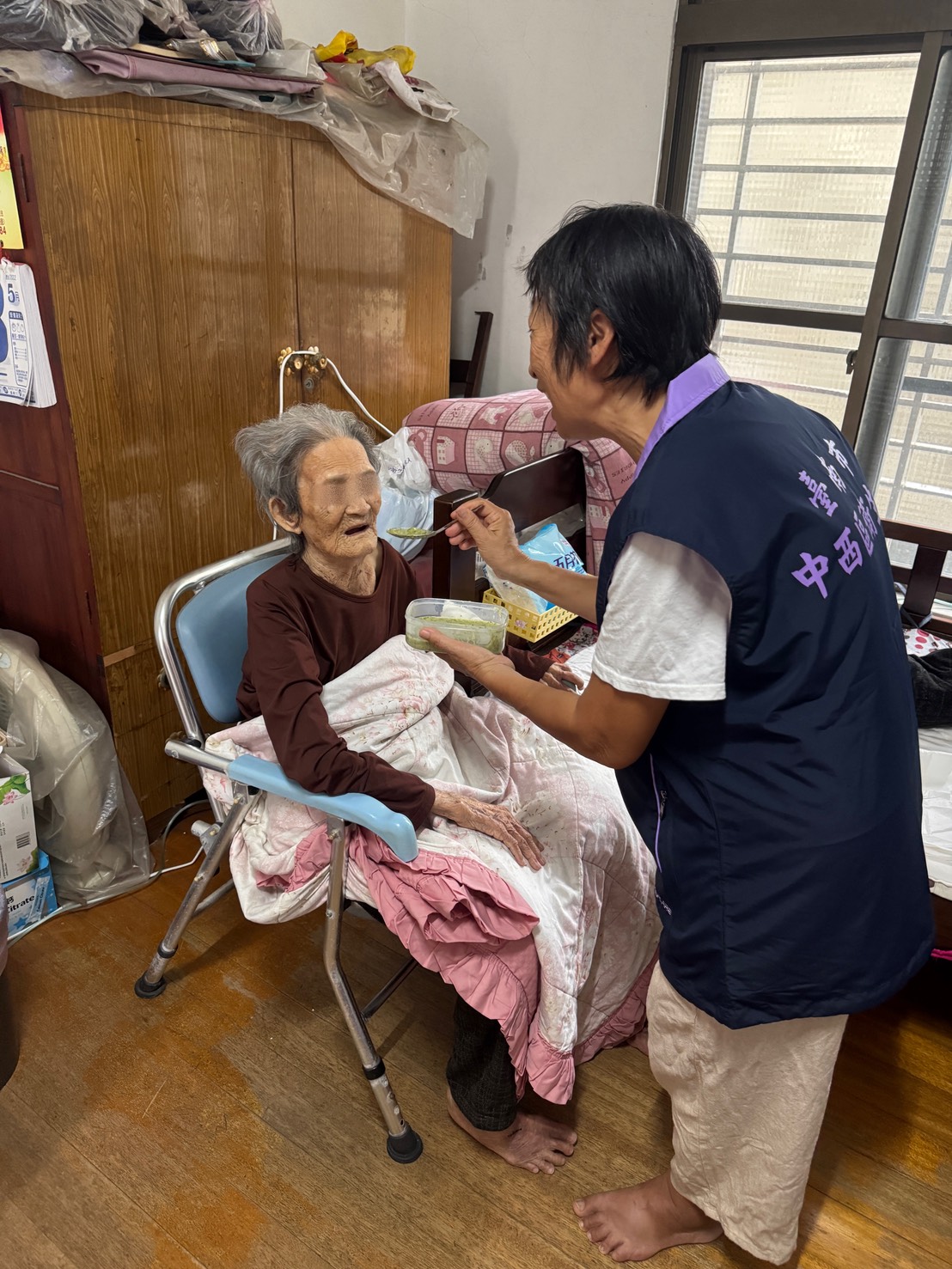 失智友善志工暖心陪伴 長者安心用餐 活動展現社區互助關懷