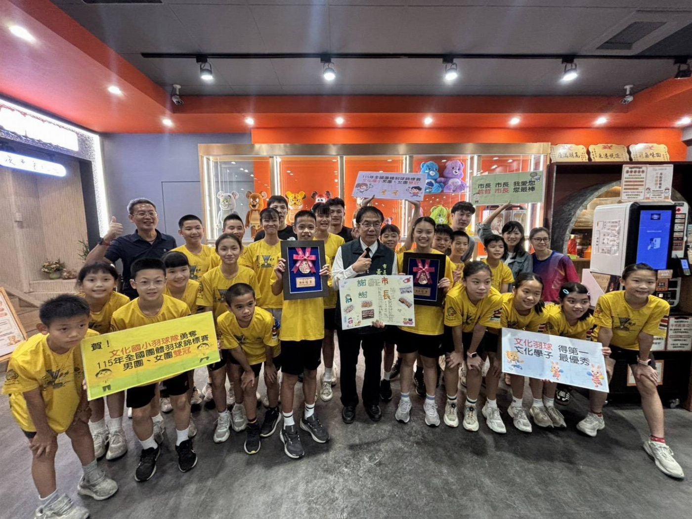 文化國小羽球隊勇奪全國錦標賽男女雙冠  黃偉哲市長守諾請客吃牛排