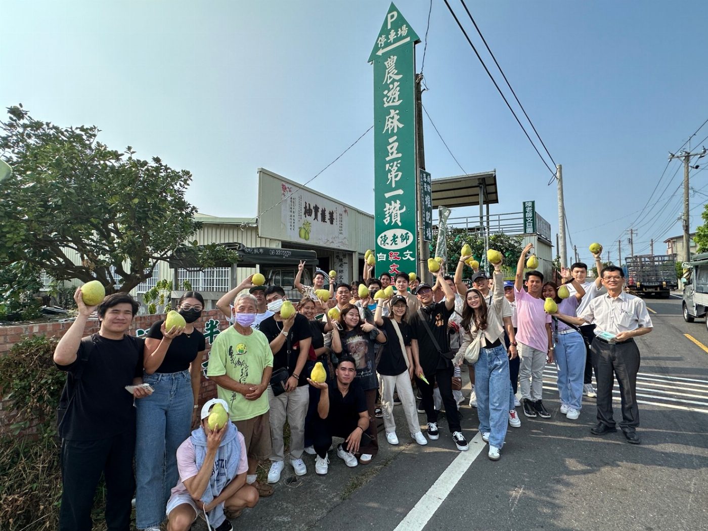 崑山科大資工系USR「南都AI農家樂」 帶領外籍生體驗文旦檢測技術