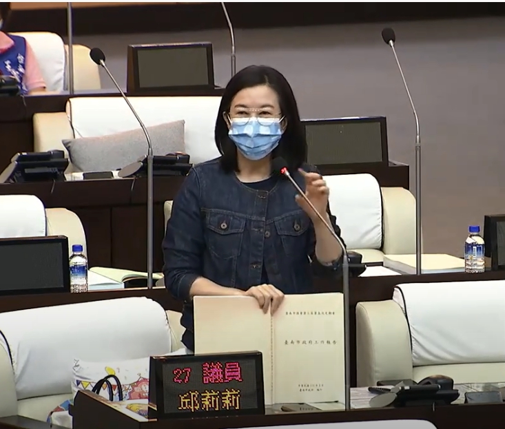 邱莉莉指出近四萬名失能老人不能使用巷弄長照站資源政策待檢討
