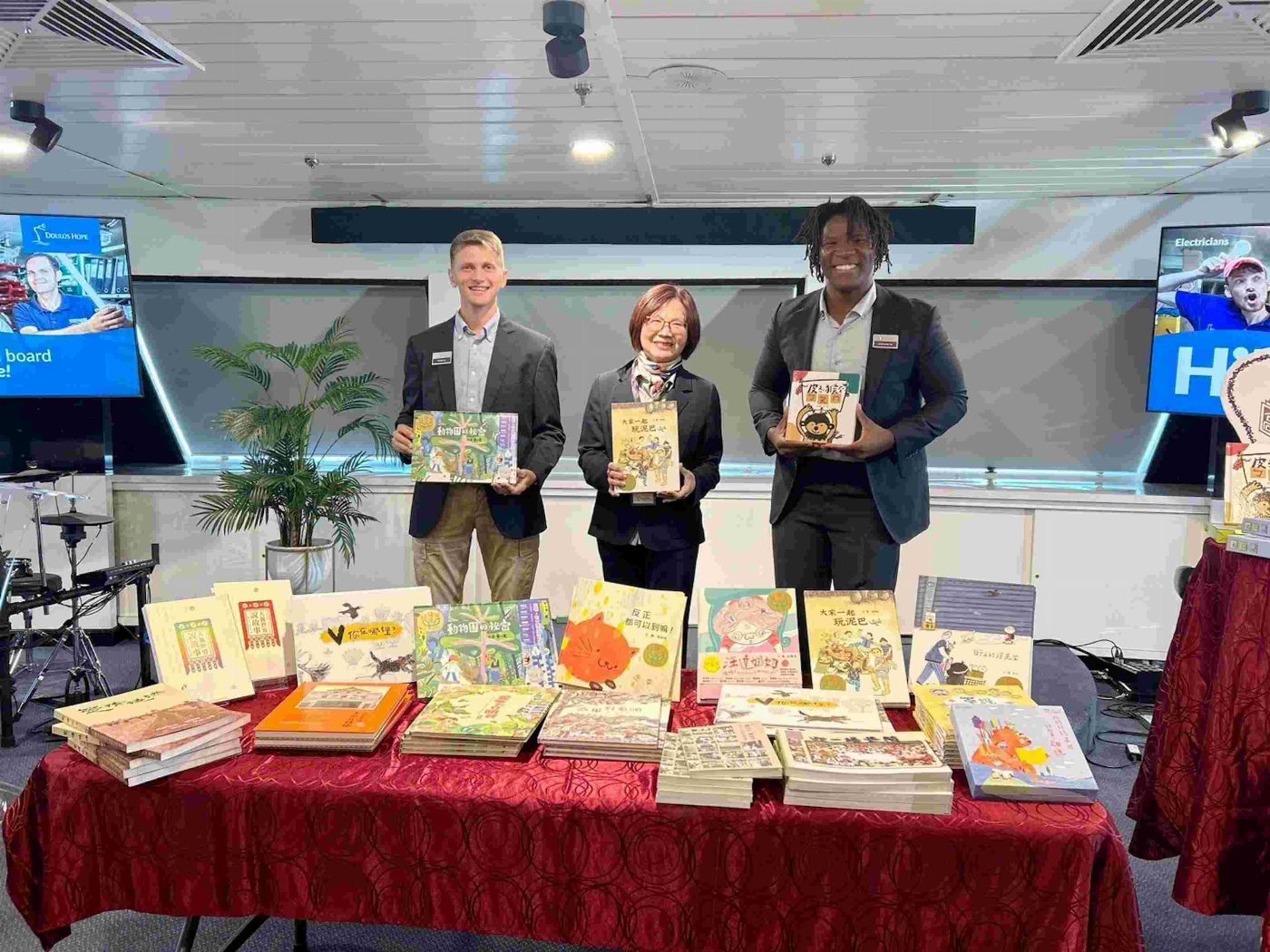 崑山科大資管系輔導彌陀DOC製作皮影戲繪本 海上最大圖書館展出
