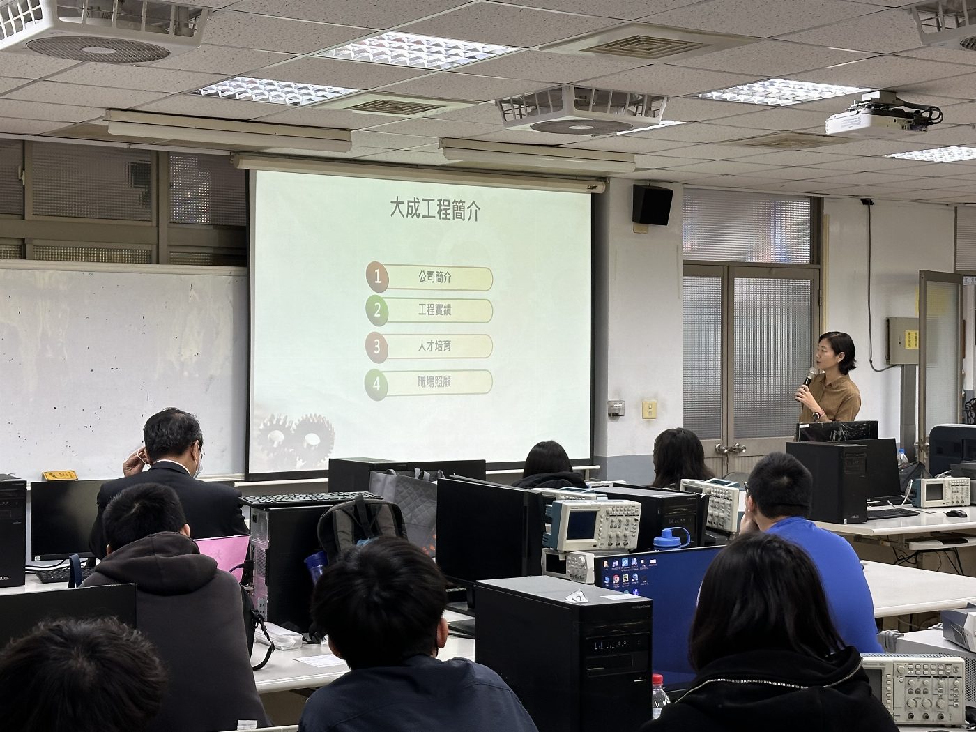 崑山科大電機系開設AI智慧製造學程 鏈結業界實習累積學生職場技能