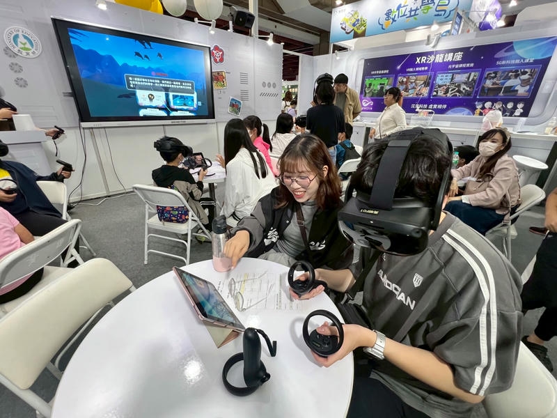 南市領航教師攜手學校共譜AI新樂章VR沉浸式體驗打造有感學習
