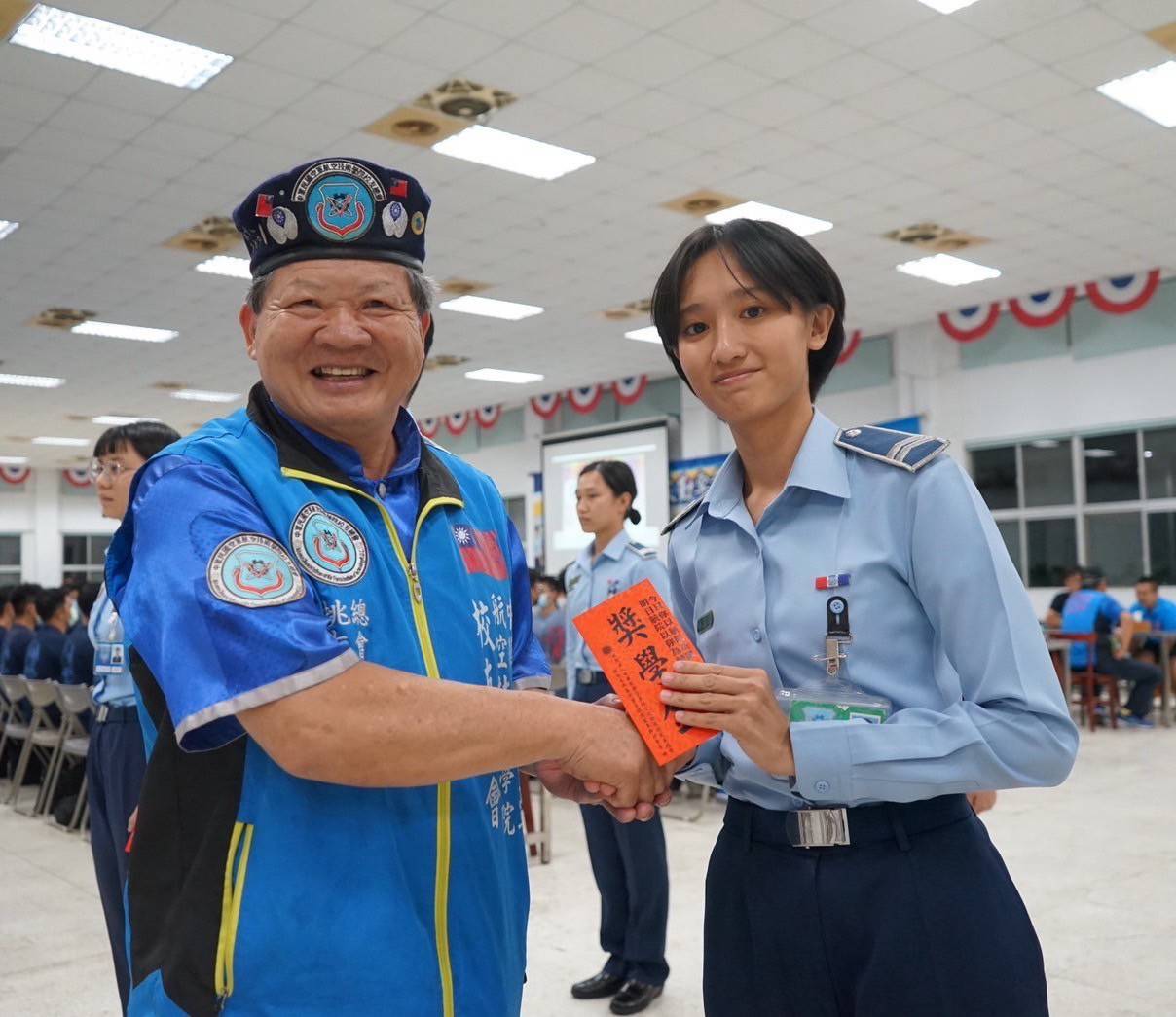 廖盛芳代表空航技校友總會頒發獎學金學生熱烈歡迎