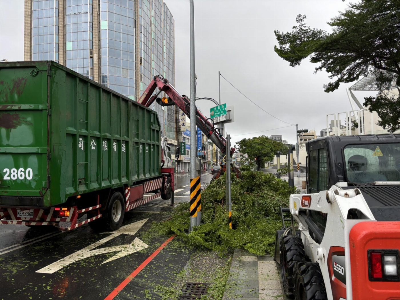 凱米致路樹倒招牌掉 臺南工務局緊急排除障礙 迅速恢復路況