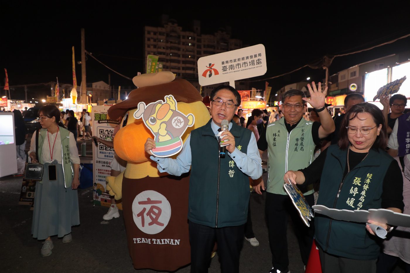 「夜奇鴨」巡遊武聖夜市：台南推動在地市集熱鬧氣氛，加碼誘客消費