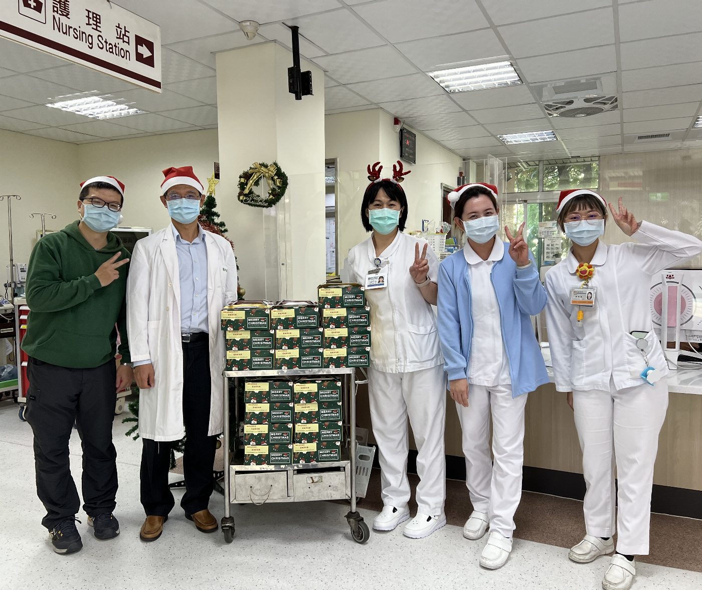胸腔病院慶祝聖誕節 病房送禮關懷慰問