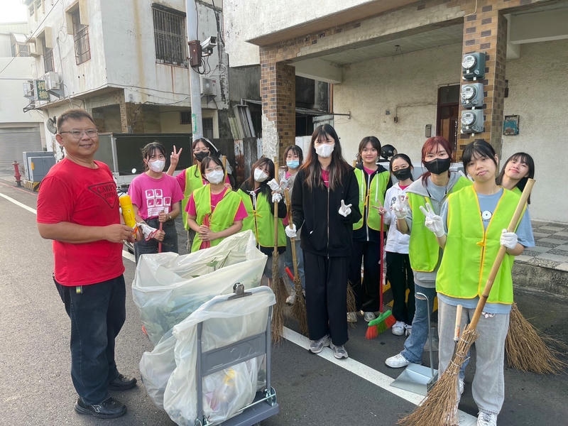 專業服務職能的培育根基，從品德教育開始 南應大旅館系與鄰里合作，帶領同學與志工響應社區清潔工作