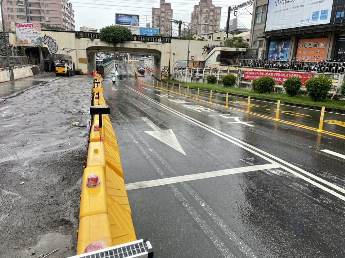民族(四維)地下道內側快車道封閉  並開放外側機慢車道供小型車通行