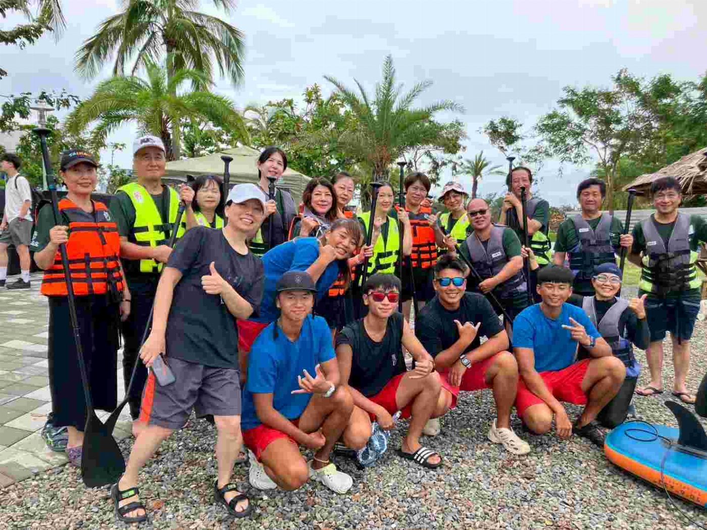 崑山科大休運系邀樂齡族體驗SUP立槳 推動全民共享海洋樂活