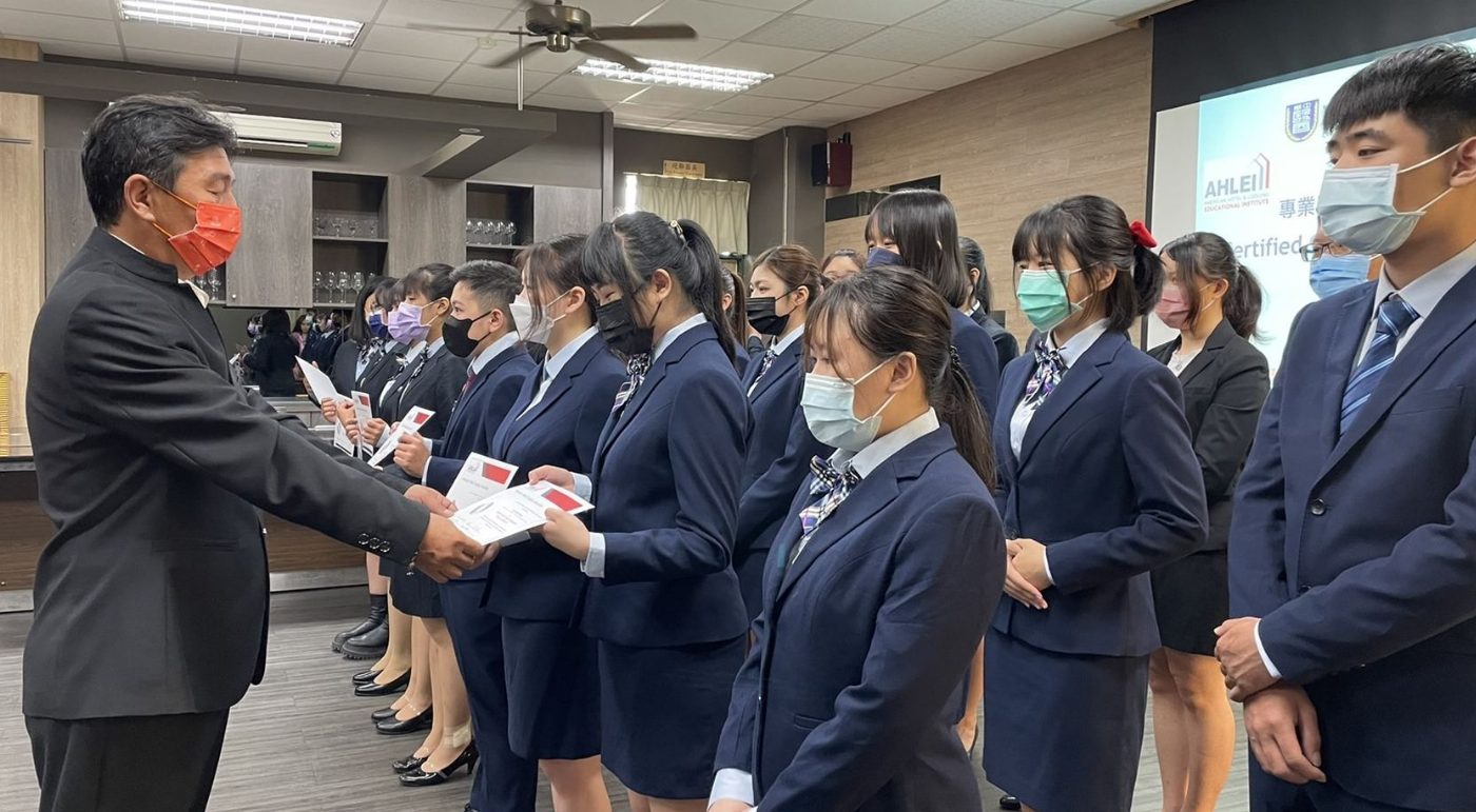 中華醫事科大餐旅管理系28位學生取得CGSP專業顧客服務國際認證  國際認證協會理事長余紹君蒞校授證師長為學生的優秀表現喝采