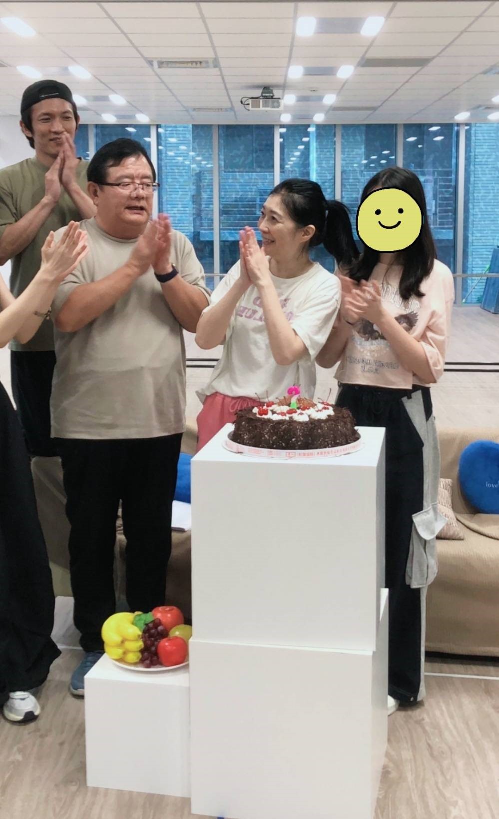 果陀劇場《穿越門中門》排練恰逢黃嘉千生日 女兒驚喜現身   黃嘉千驚呼我沒想到來這招
