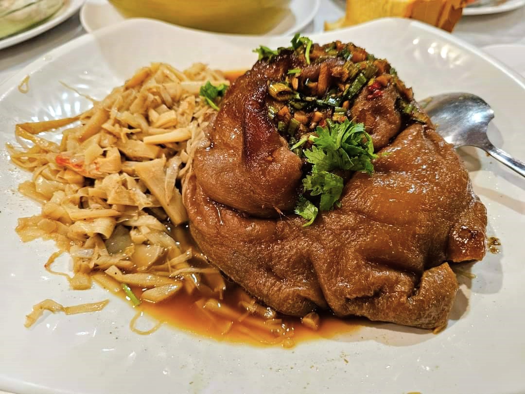 粉腸熟肉、金瓜米粉，「阿菊食堂」不吃貴的吃手路