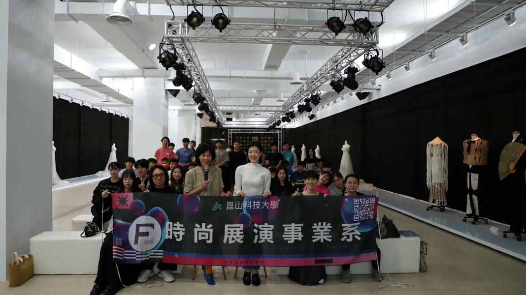 06.名模金鍾與參與師生合影 06.名模金鍾與參與師生合影
