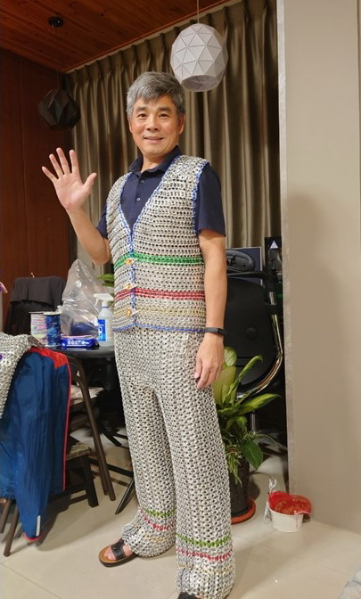 台南市藝術家李家琦在市民學苑成果展示廢物利用【拉環製做的衣裙】引起驚豔
