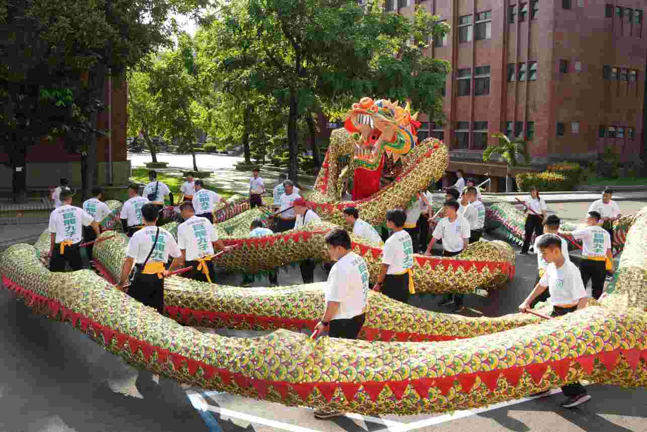南大百米巨龍率先起駕祈福 府城隍夜訪諸羅城揭幕