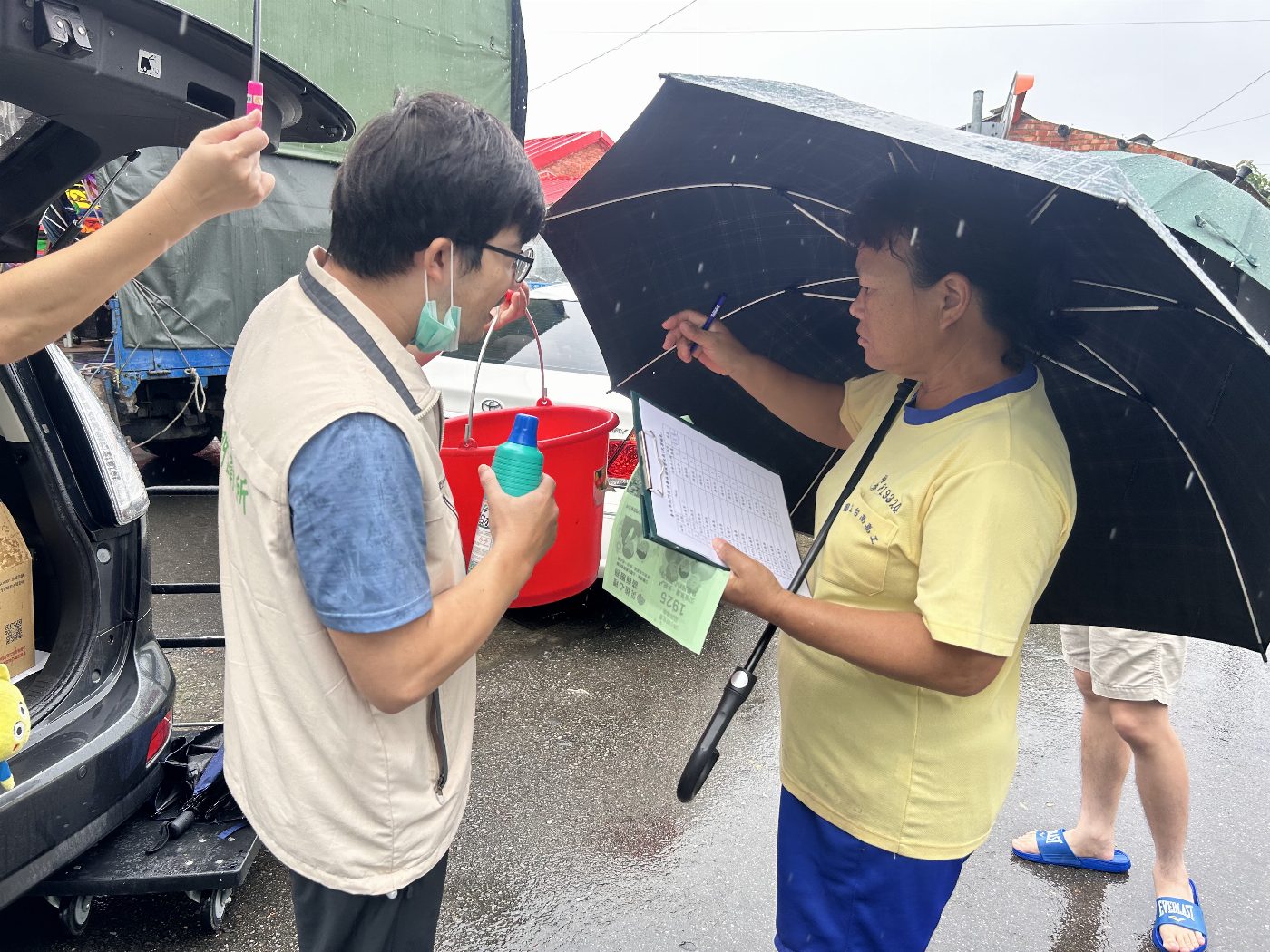豪雨來襲 北門衛生所深入淹水區宣導防疫發放物資